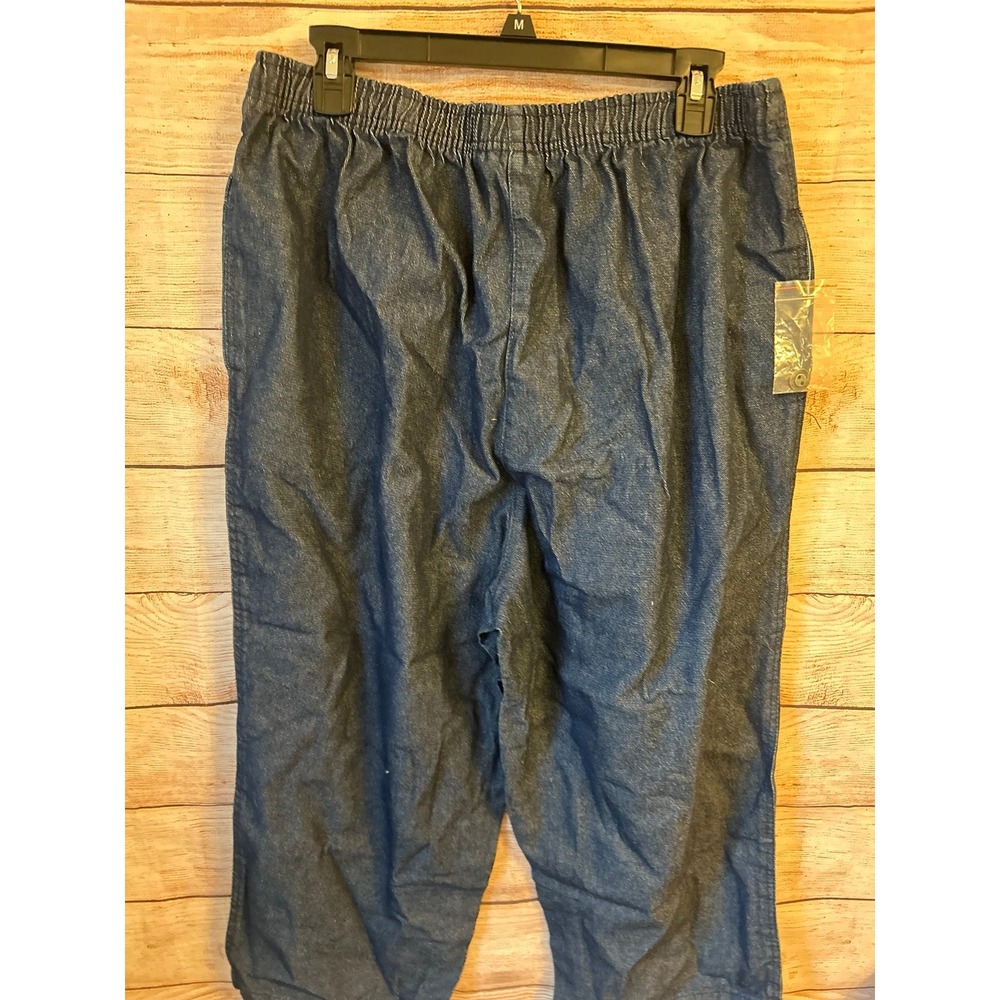 Woman with elastic waist pants‎ - Picture 4 of 4